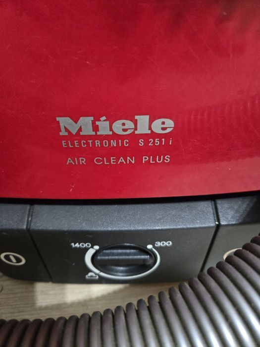 Aspirator cu sac Miele model S 251 i