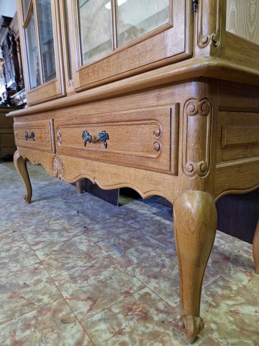 Масивна дъбова витрина със стъклени плотове в стил "ЛУИ XV"