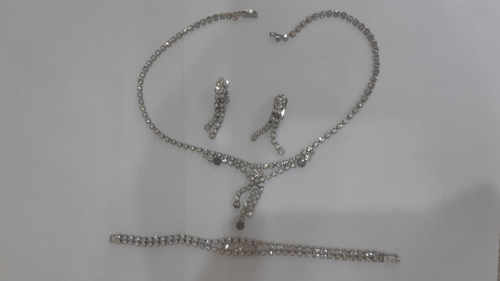 Продам комплект украшений (бижутерия)