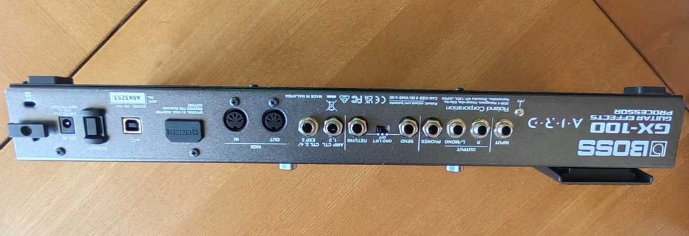 Продавам китарен процесор Boss GX-100 + подаръци