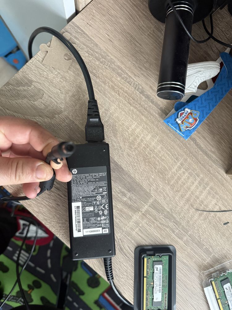 Зарядно за HP и RAM 2х2gb