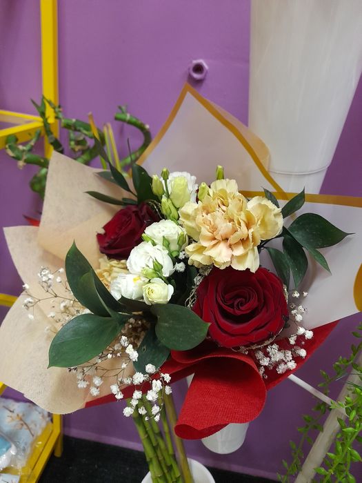 Букети и цветя в саксия за вашия дом и празник