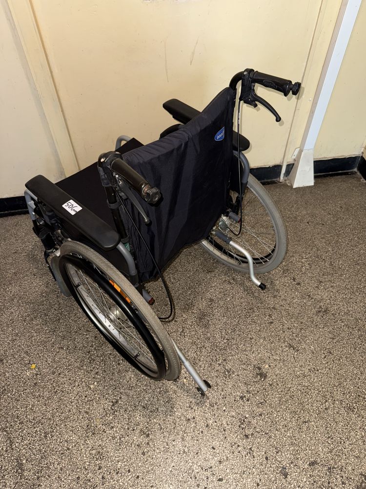 Carut scaun rulant medical batrani handicap dizabilitati (ca nou)