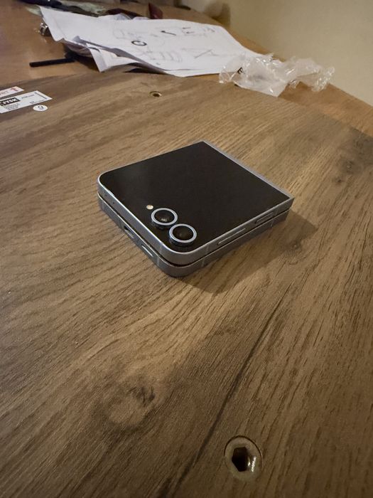 Samsung Galaxy Z Flip 6 – Stare bună, funcționează impecabil