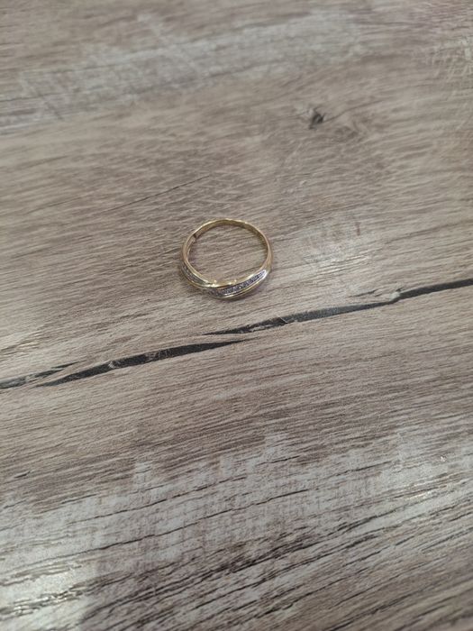 Продам золотое кольцо с фианитами