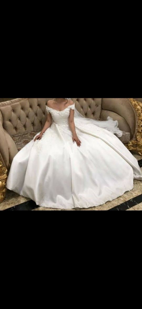Свадебное платье атлас после химчистки.

Покупали за 350000.
В идеальн