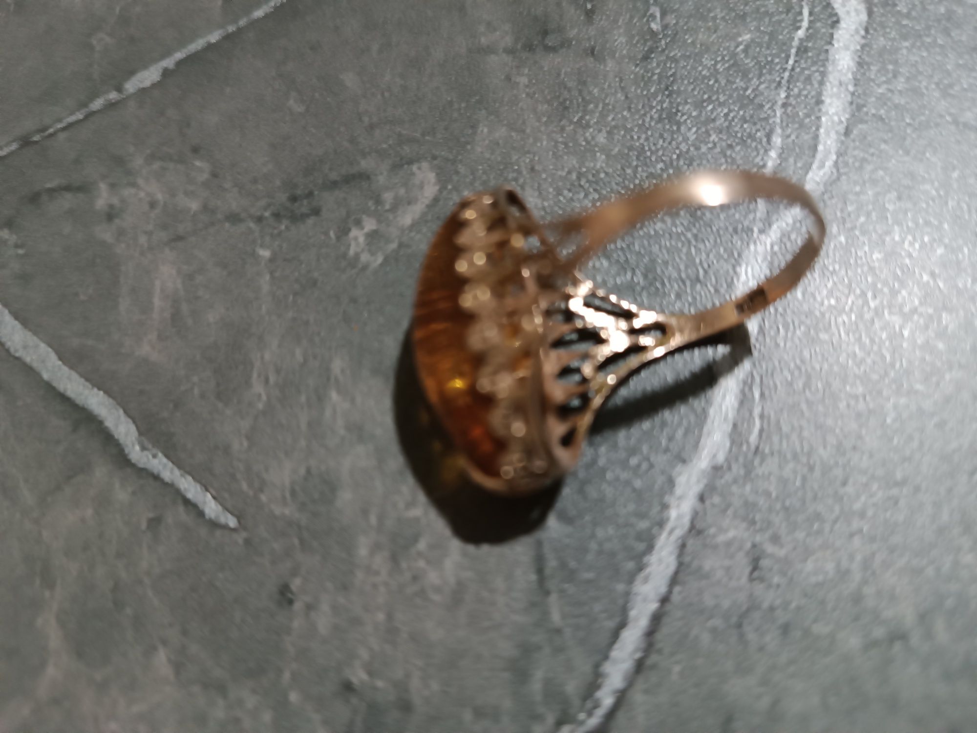 Продам золотое  кольцо с камнем ,камень янтарь,. кольцо почти новое,.