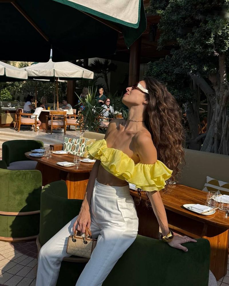 Топ с обемни волани в стил off-shoulder