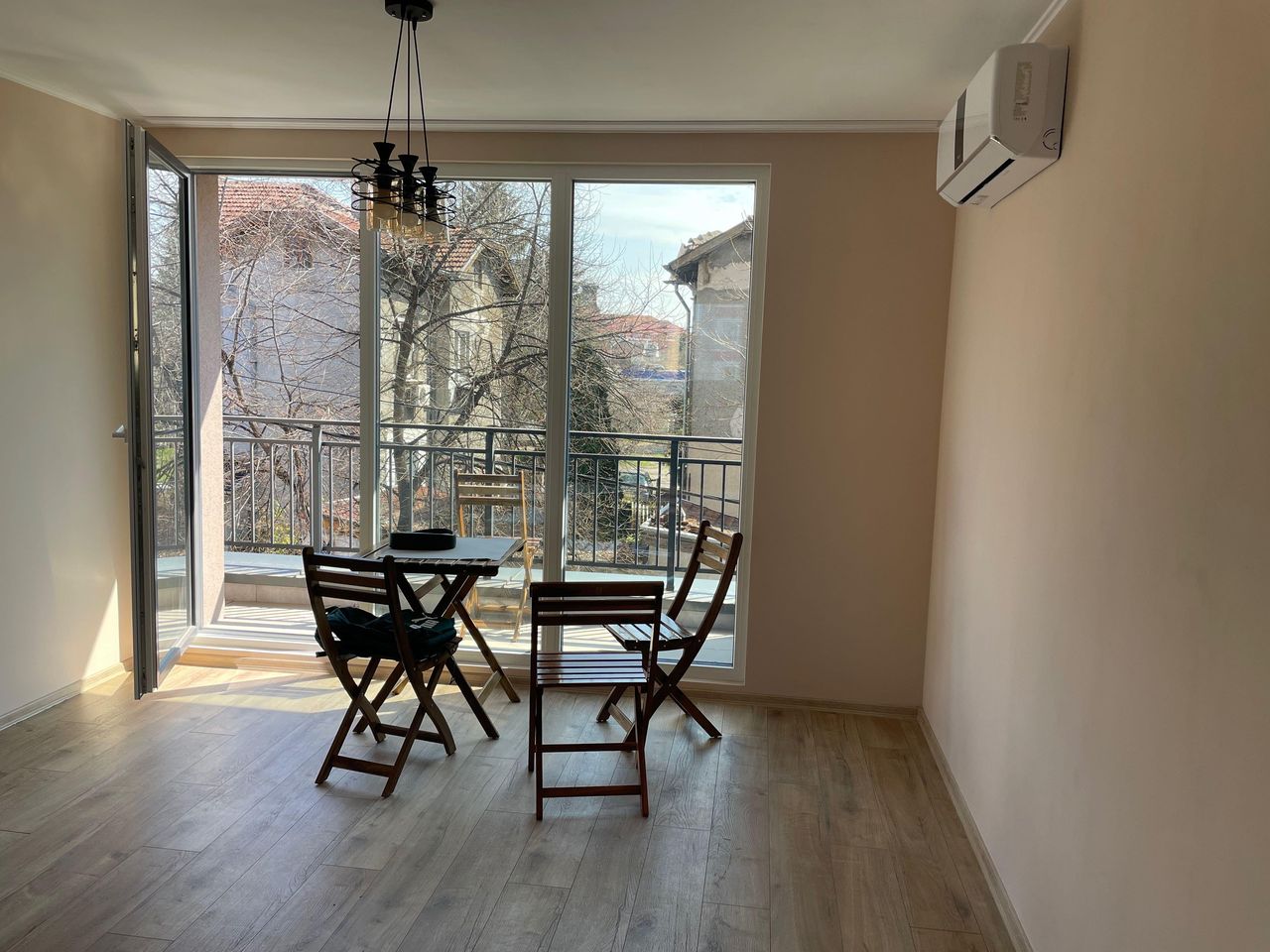 Дава се под наем Тристаен апартамент в София, Център - 89 кв.м за 1100 € - Снимка #3