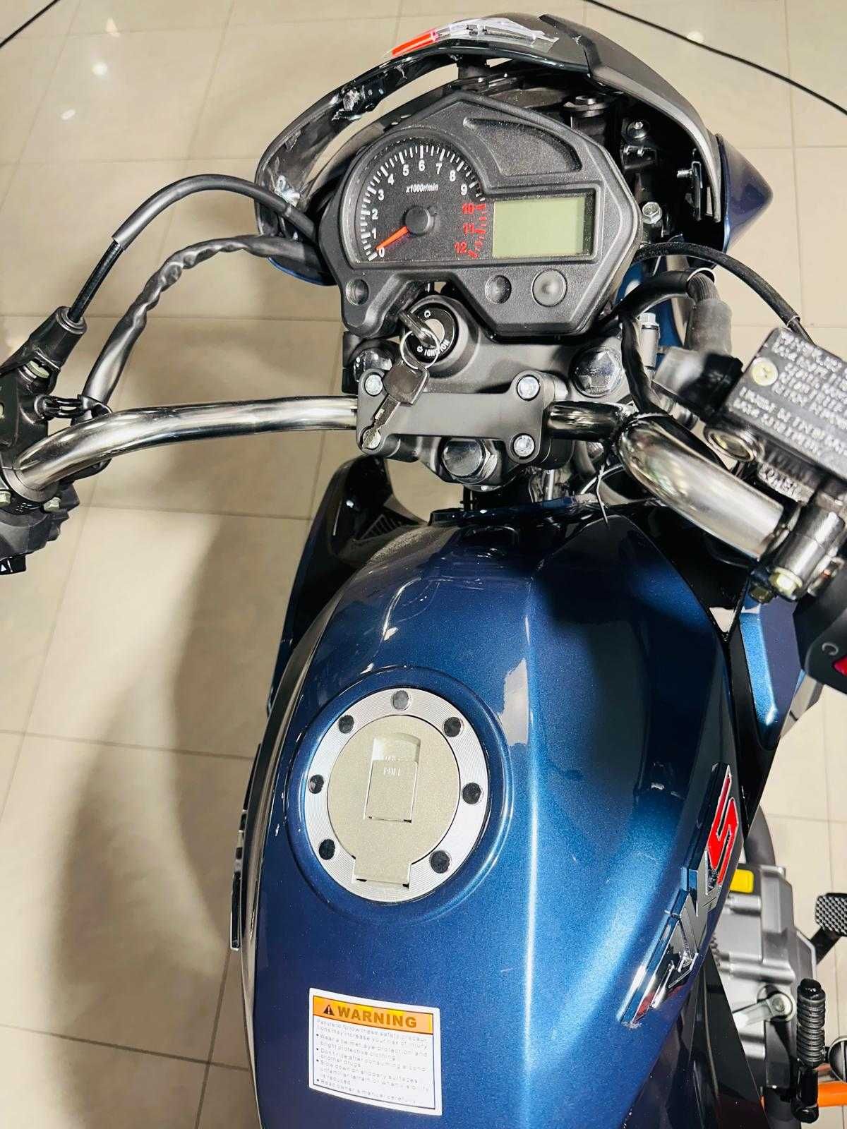 Motocicleta RKS 125R cu motor de 125 CC