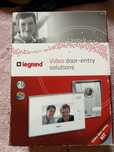 Kit videointerfon Legrand 7″ – sistem hands‑free 2/4 fire