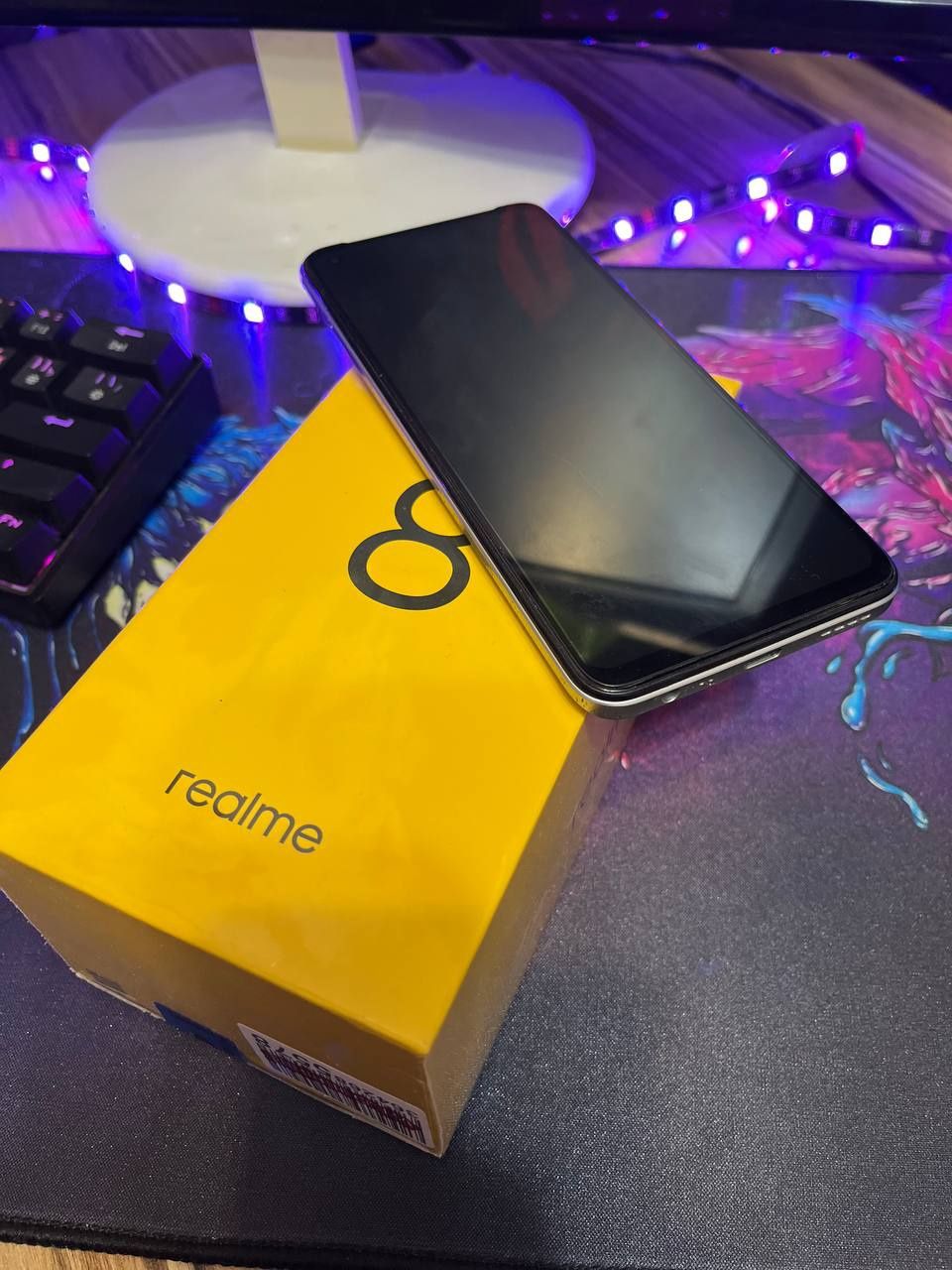 Продам телефон REALME 8