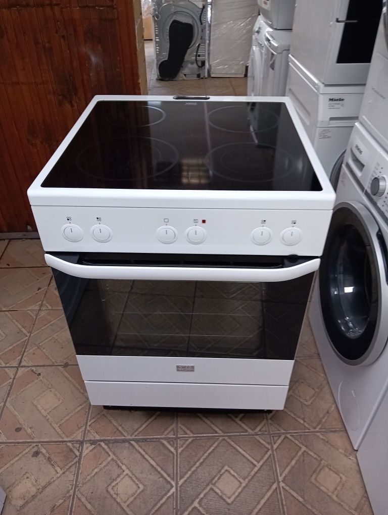 Свободно стояща печка с керамичен VOSS Electrolux с 2 години Гаранция!