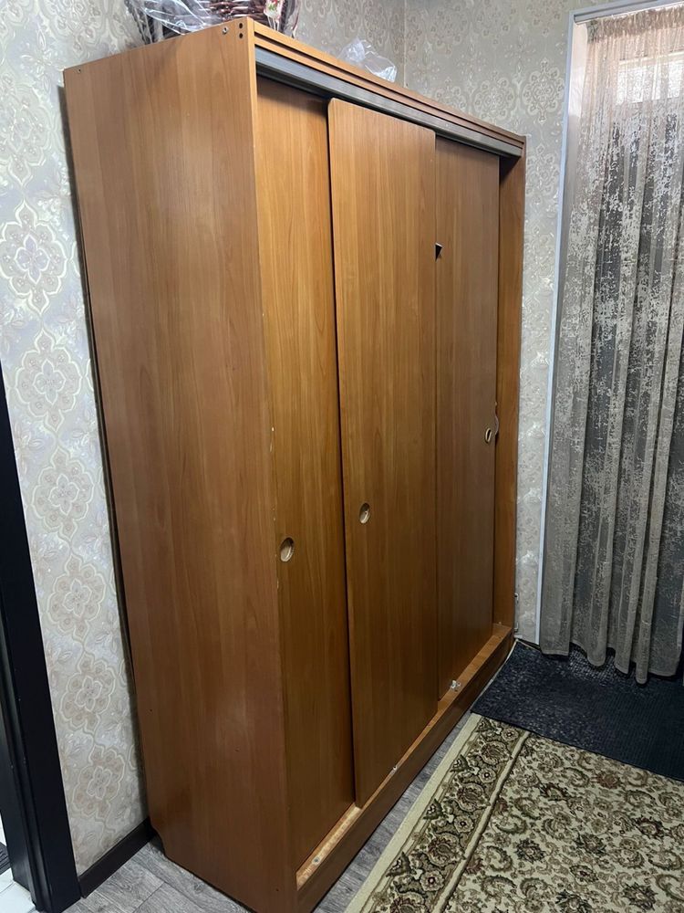 Срочно ! Шкаф шифоньер продается очен хороший по низким цене шифонер