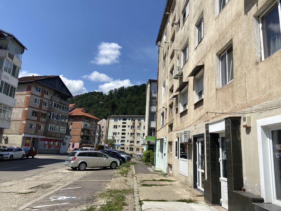 Inchiriez in Resita, zona "POLITIE", spatiu comercial.