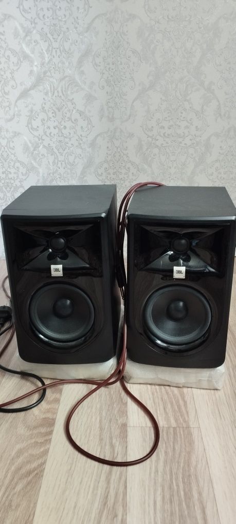 Студийные монитор JBL 305p