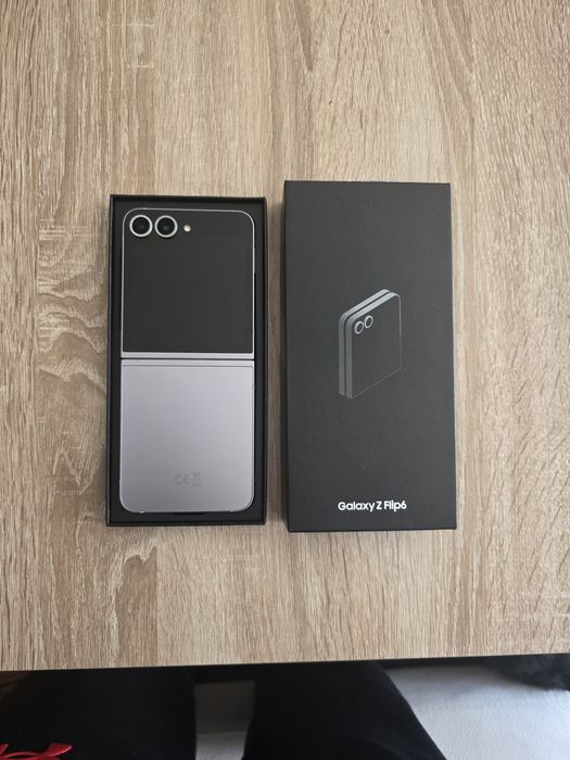 Перфектен Samsung Z Flip 6 256GB Silver Shadow, в гаранция