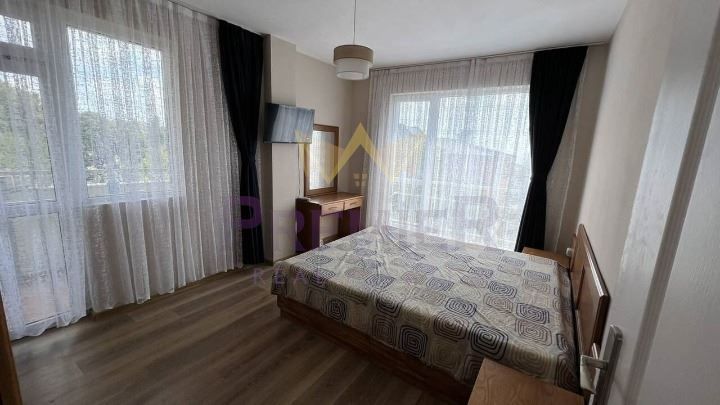 Дава се под наем Тристаен апартамент в Варна, Бриз - 130 кв.м за 765 € - Снимка #5