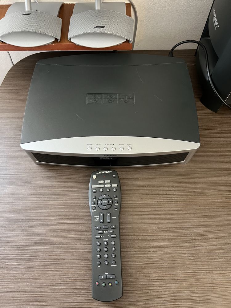 Bose AV3-2-1 series II - unitatea media si telecomanda.