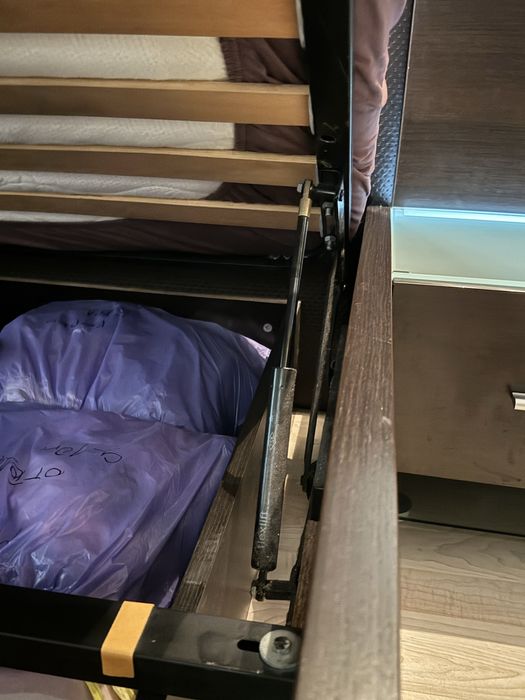 Спалня с нощтни шкафове и осветление