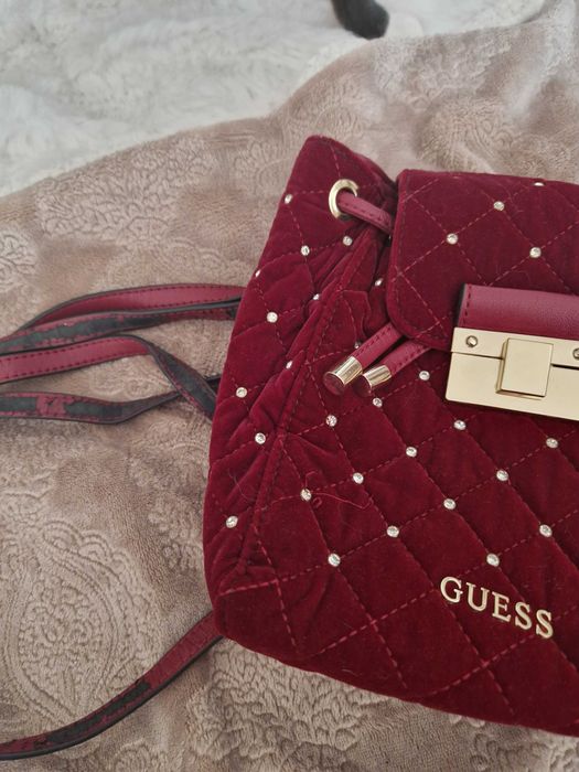 Оригинална раничка на Guess