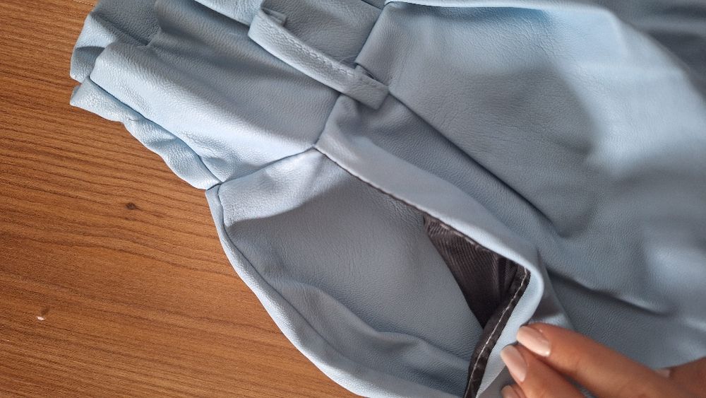 Ефектни кожени къси панталонки в светло синьо