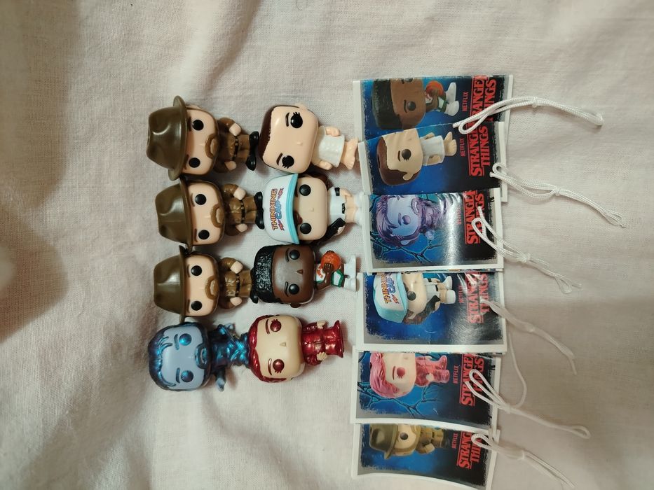 Продаются игрушки очень странные  дела и фиксики