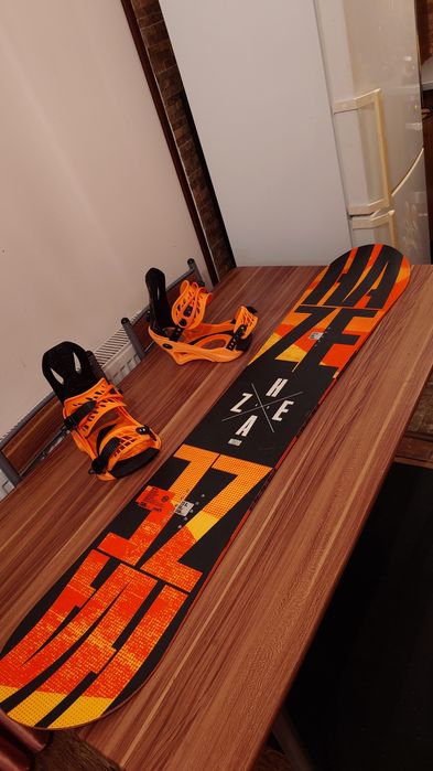 Placa Snowboard Nitro Haze 149 cu legaturi Black Hole S/M