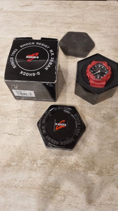 Часовник Casio - червен