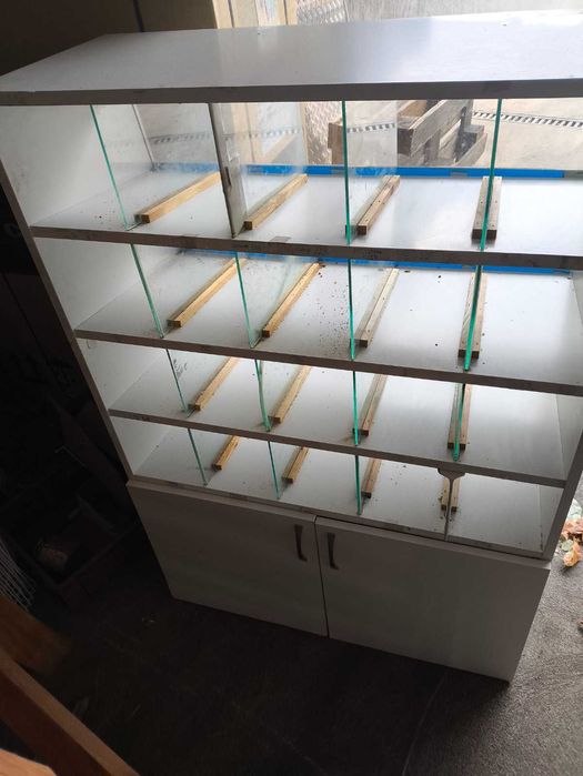 Масивна витрина за ядки от ПДЧ с долен шкаф за съхранение, запазена