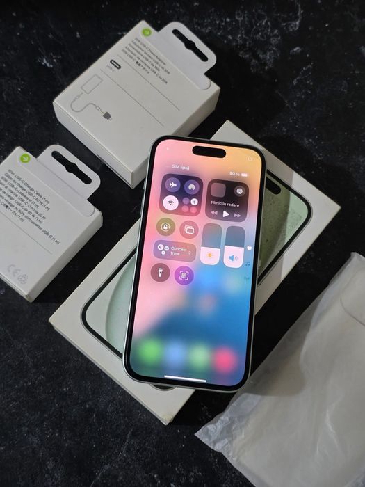 iPhone 15 Verde cu 100% Bateria