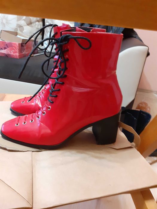 Продавам червени ботуши с ток