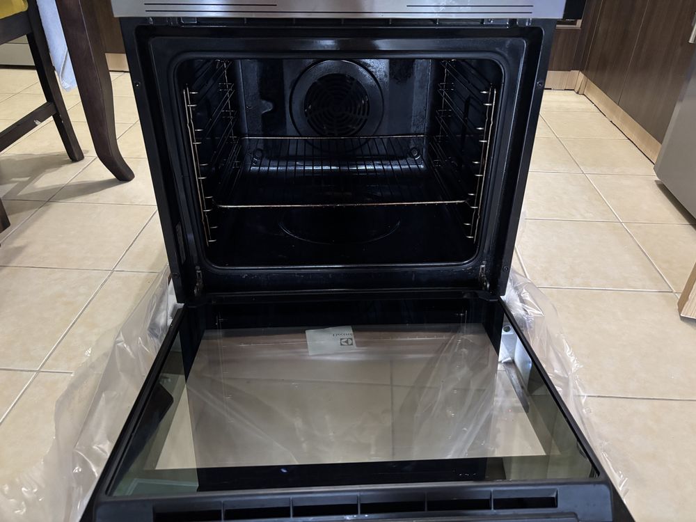 Фурна за вграждане Electrolux-На Части!!