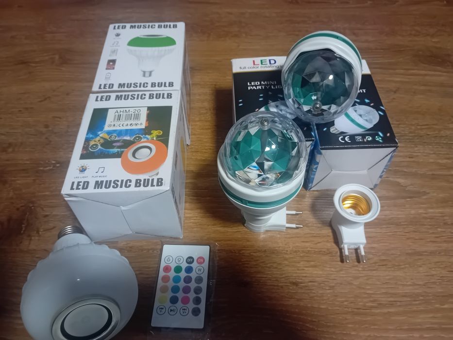 Bec multicolor ,telecomanda și boxa incorporata .
