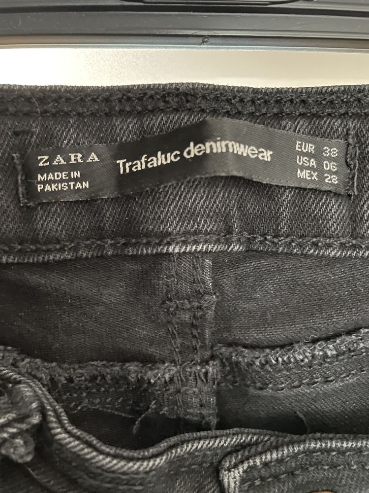 Вталени дънки Zara