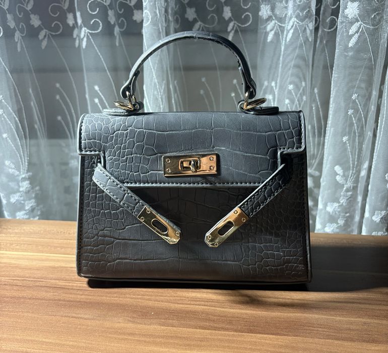 Сива лачена малка чанта