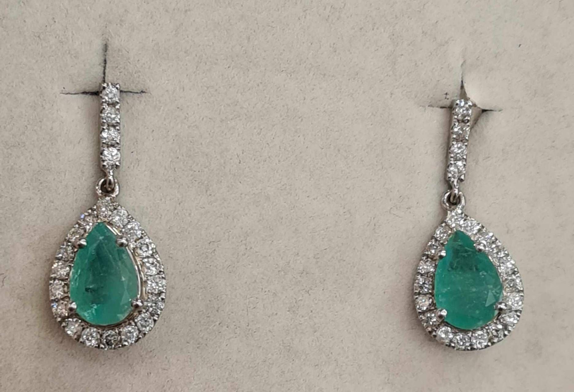 Set din aur alb 14k, cu smaralde naturale si diamante naturale, SAU37