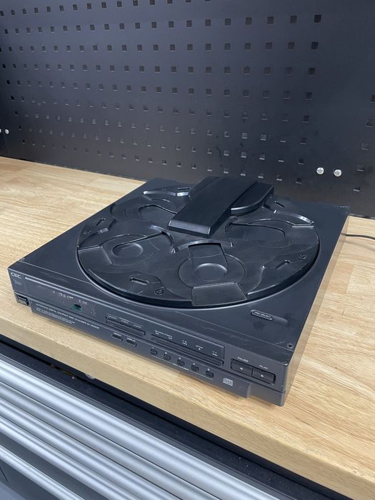 Cd player CEC ch 3000r 5 disk functional ( lipsa capac geam crapat)