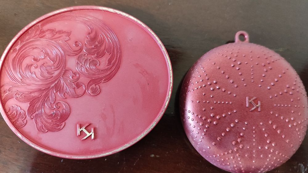 Червило Estee lauder , пудра и бронзант и четка Kiko Milano.