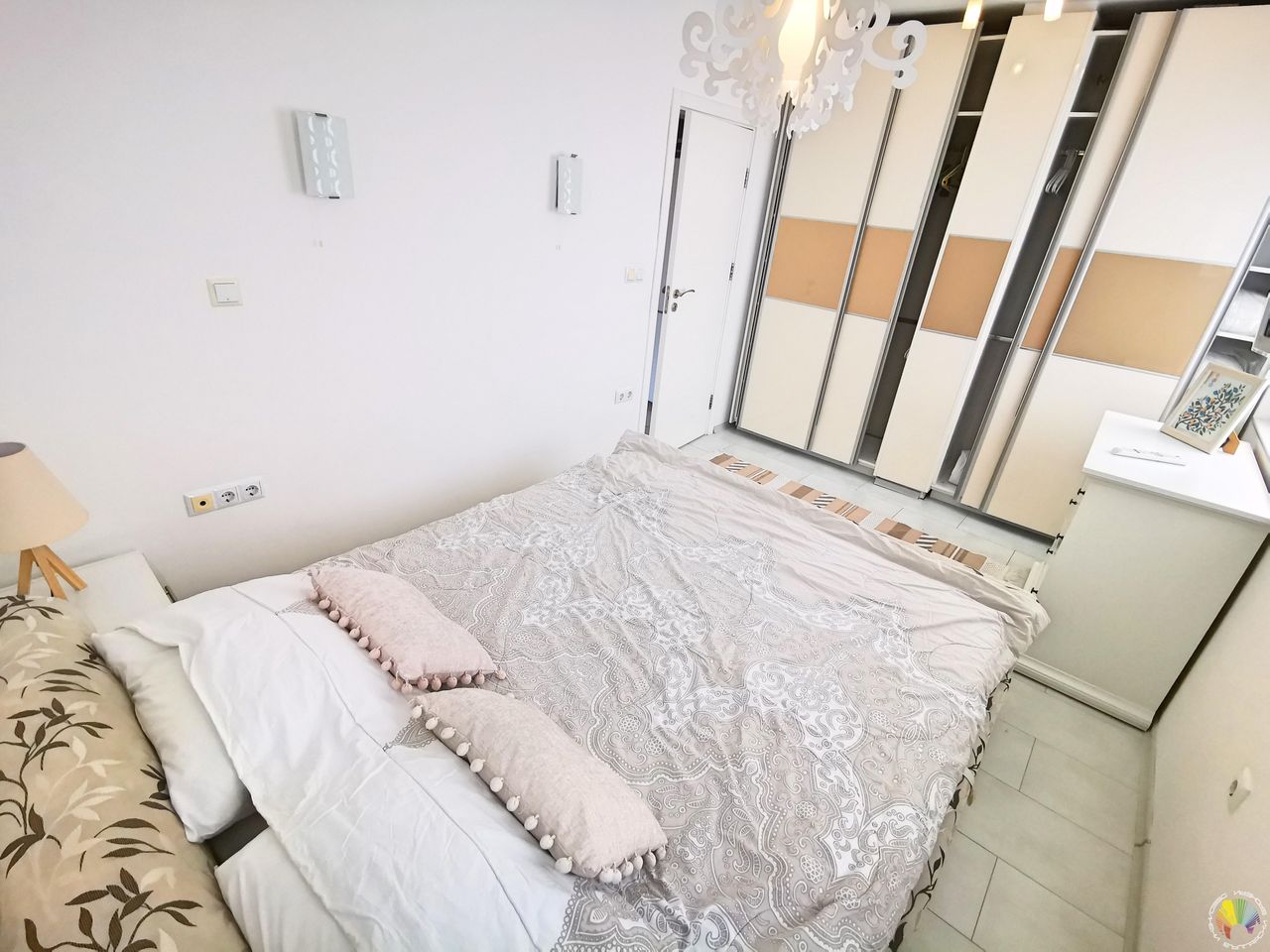 Дава се под наем Двустаен апартамент в Бургас, Център - 60 кв.м за 663 € - Снимка #2