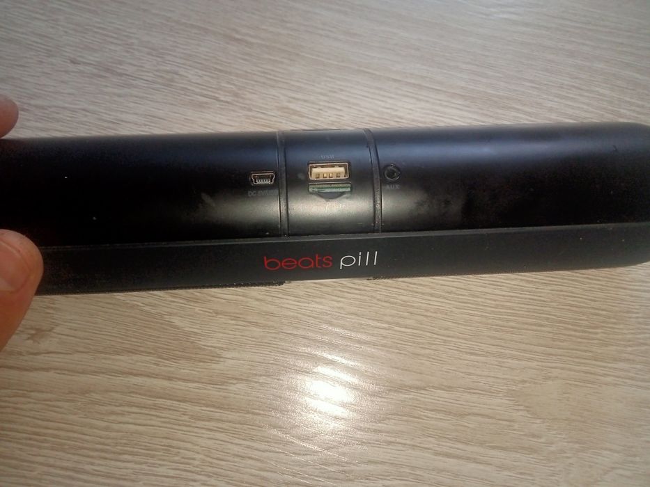 Продам оригинал Beats Pill активный калонку в хорошем состоянии.