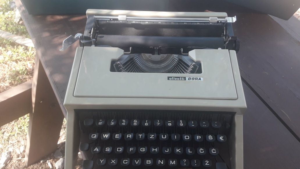 Mașină de scris OLIVETTI 1974