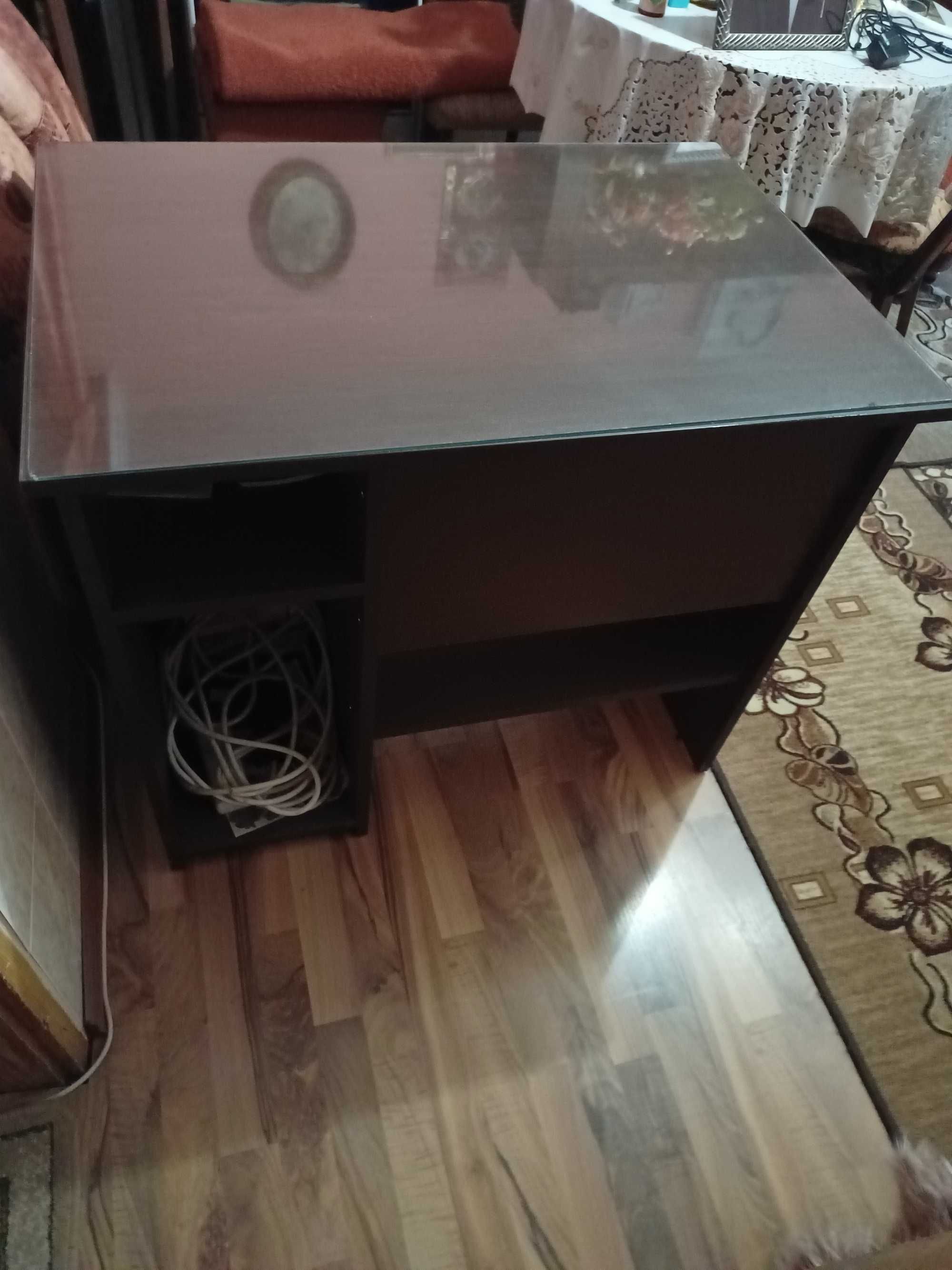 Бюро със стъкло във отлично състояние.