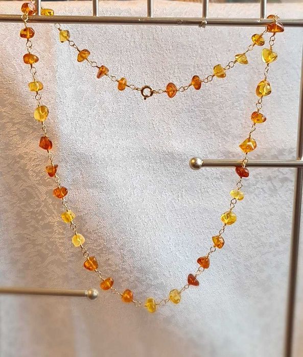 Colier argint aurit, deosebit, cu chihlimbar natural, lungime 48 cm.