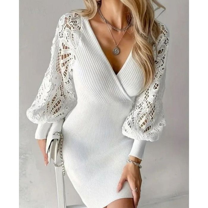 Бяла плетена рокля с дантела по ръкавите