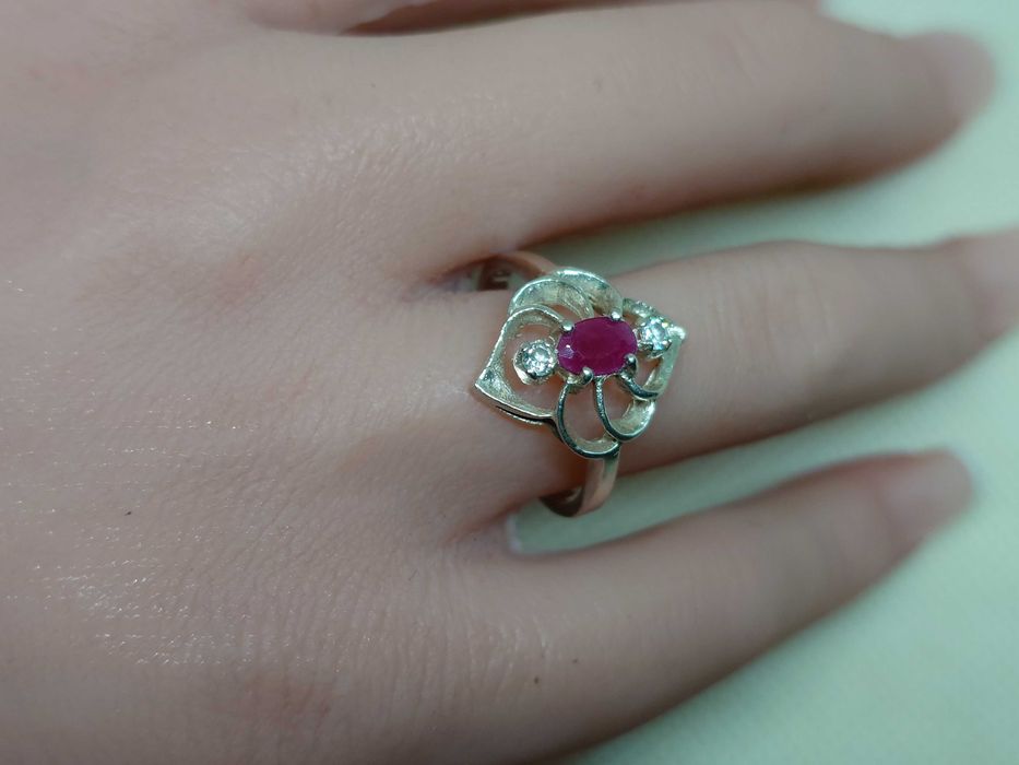 Inel din argint cu rubin natural și gosenite
