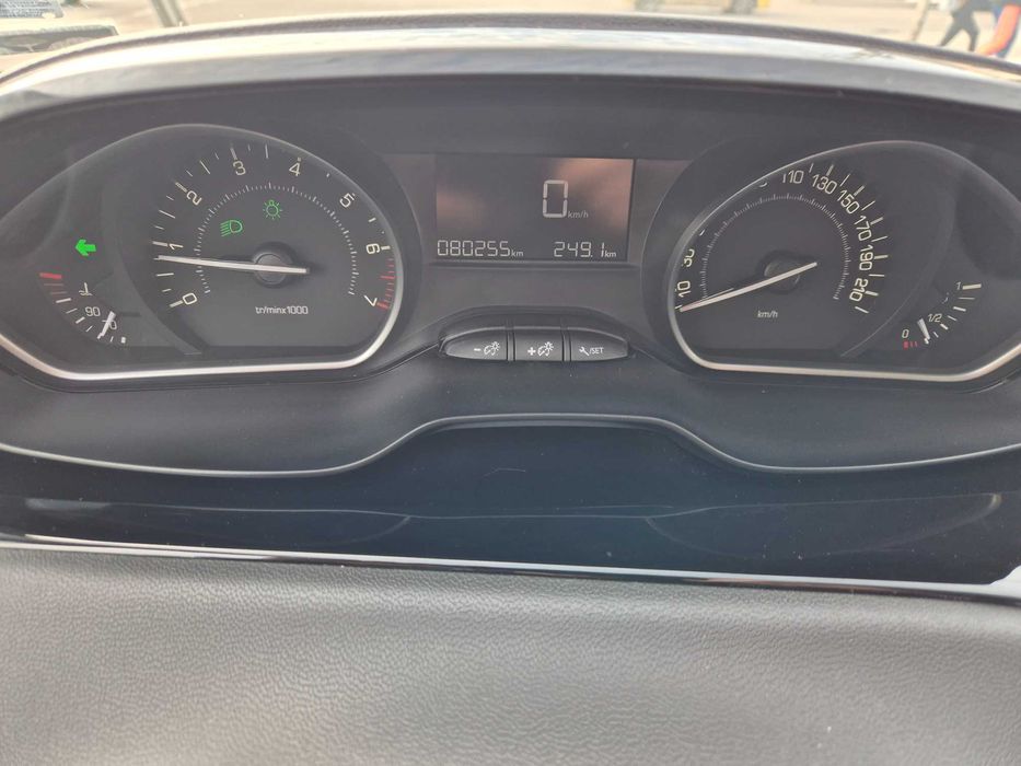 Peugeot 208, 1.2, Хечбек, един собственик