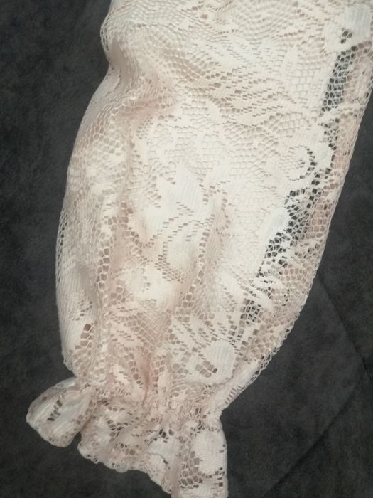Женская блузка из гипюра нежного цвета