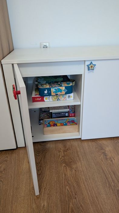 Бюро с контейнер за съхранение