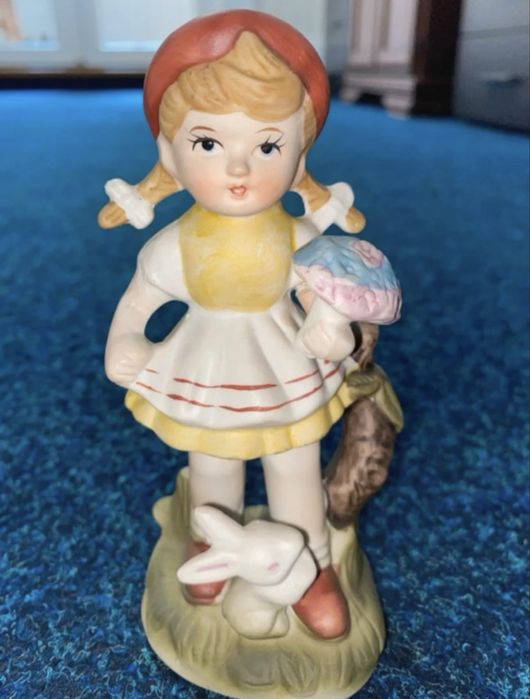 Bibelou asiatic din portelan mat - Băiat cu instrument muzical